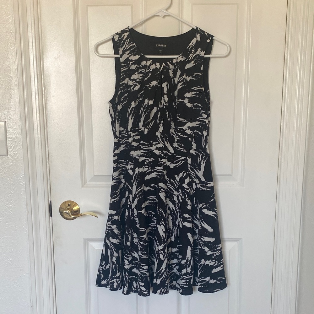 Express Women's Monochrome Black and White Abstract Midi Flare Dress EUC Size 2